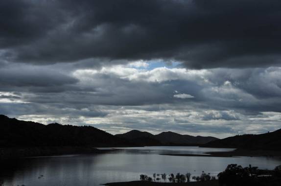 Um belo lago pouco antes de chegar à Three Rivers, no Sequoia National Park, na Califórnia - EUA